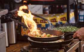 Gemeinsam genießen: Warmes Essen, gute Stimmung